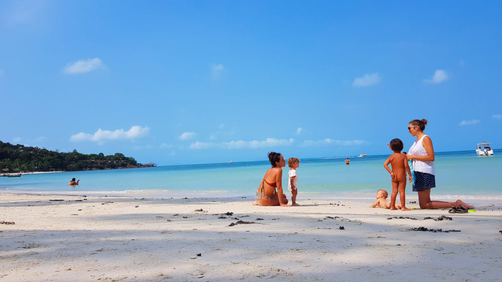 pocos turistas en las playas de tailandia por corona virus
